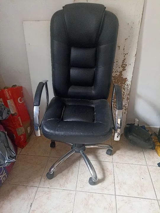 Cadeira de Escritório Preta Giratória com Rodinhas