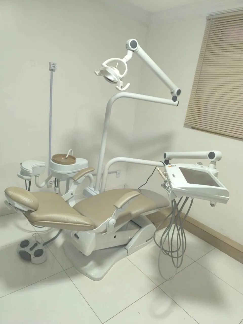 Cadeira Odontológica Completa, nova nunca usada! Vai com jato de bicarbonato e Ultrassom 