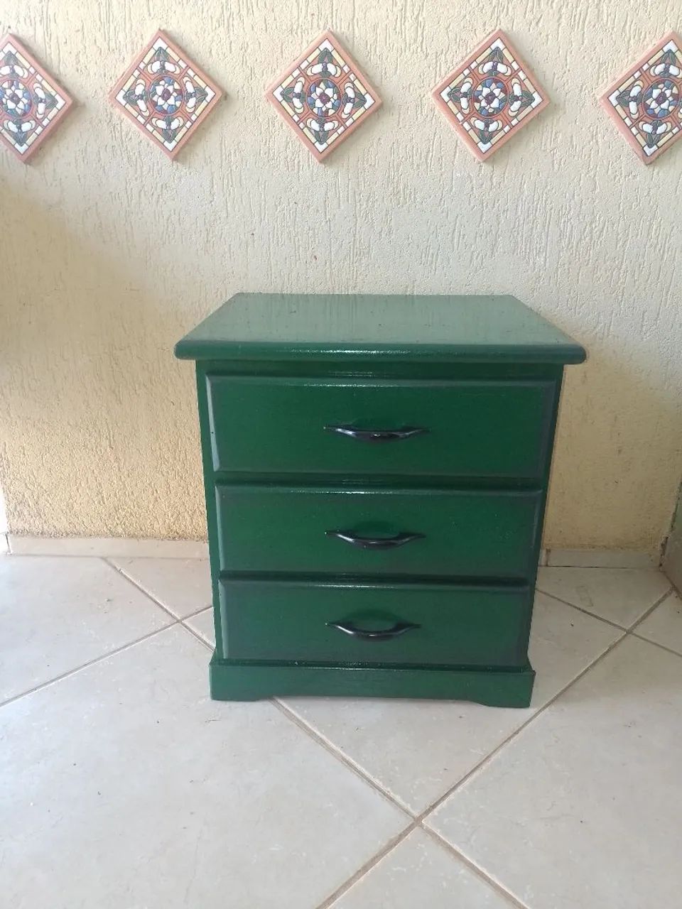 Criado mudo  de madeira verde com palha  - Foto 3