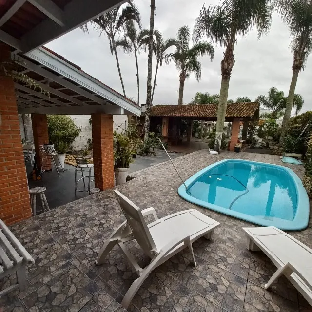 Casa com piscina em guaratuba