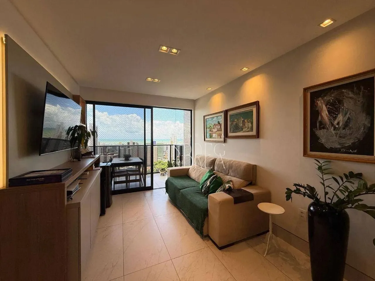 Apartamento mobiliado, com varanda gourmet ampla, vista mar, 3 suítes, no melhor de mirama