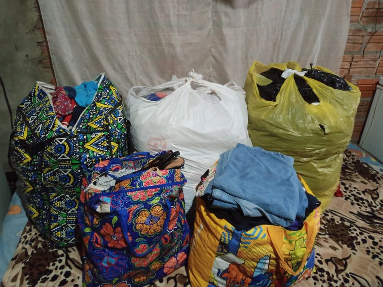 Lotes de roupas variadas