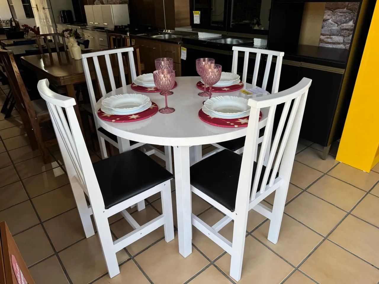 Mesa redonda com 4 cadeiras - Foto 2