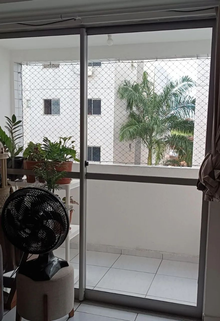 Porta de correr em alumínio com tela de proteção