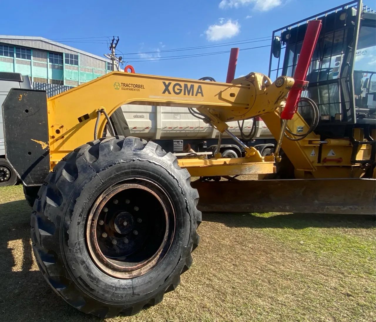 Motoniveladora Patrol XGMA com 4900 horas !! - Foto 2