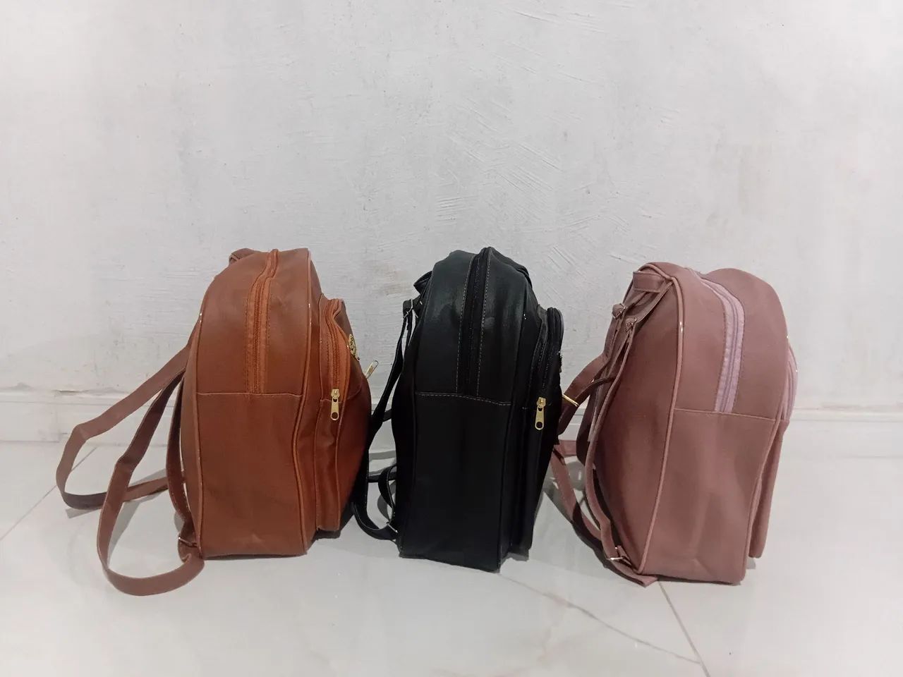 Mochila femenina em couro sintético, uma por R$ 80,00 as duas  por R$ 100,00.  - Foto 4