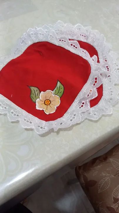 Toalinha vermelhas  com flôr   e renda branca - Foto 5