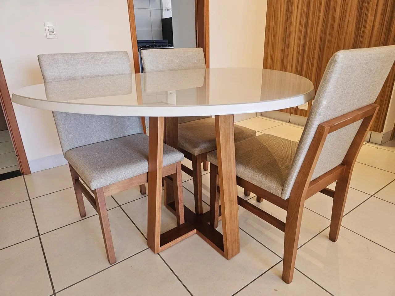 Mesa a pronta entrega e com cadeiras de madeira maciça  - Foto 3