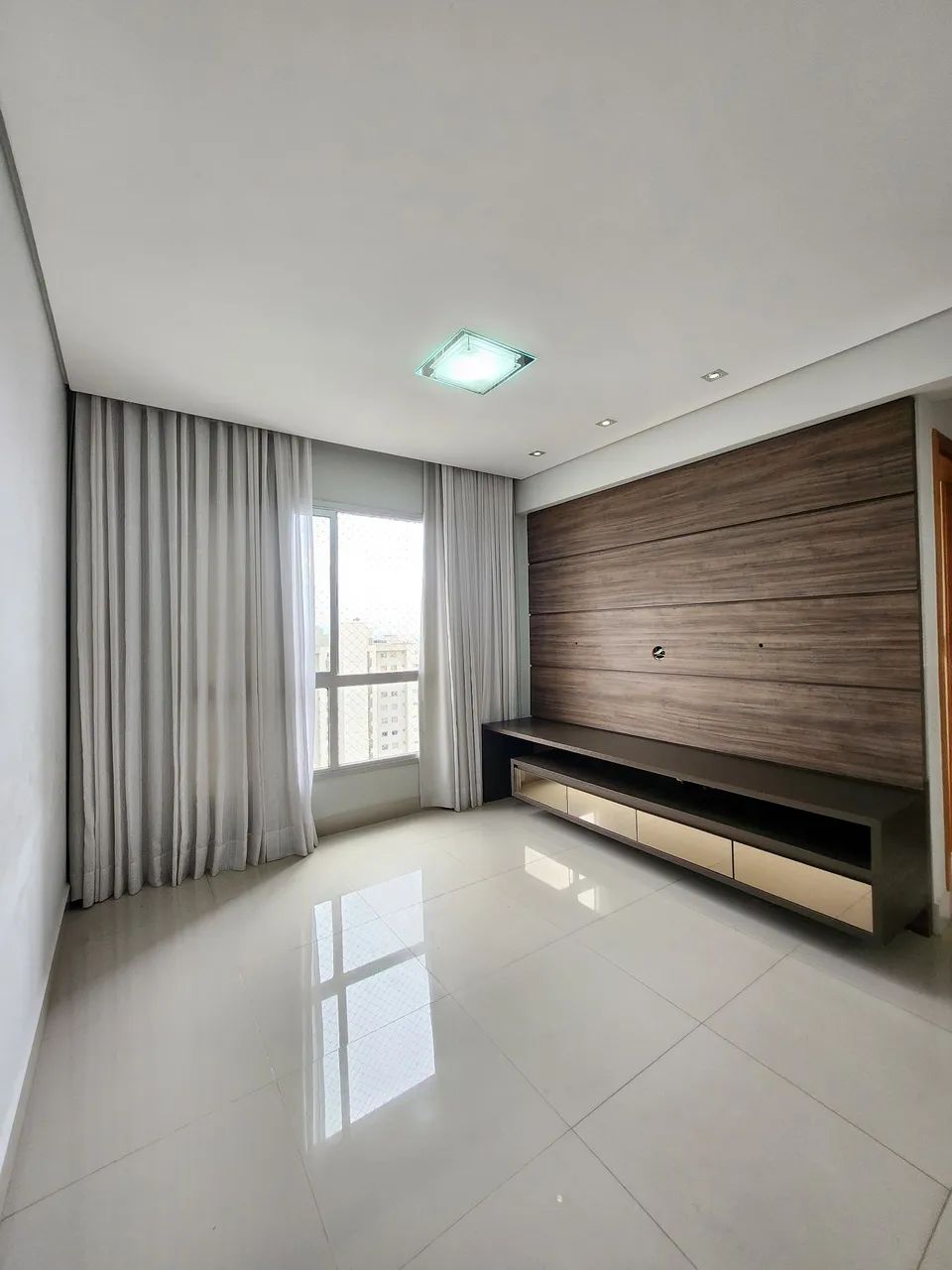 02 QUARTOS COM SUÍTE, PORCELANATO, ARMÁRIOS PLANEJADOS, ANDAR ALTO E NASCENTE. - Foto 2