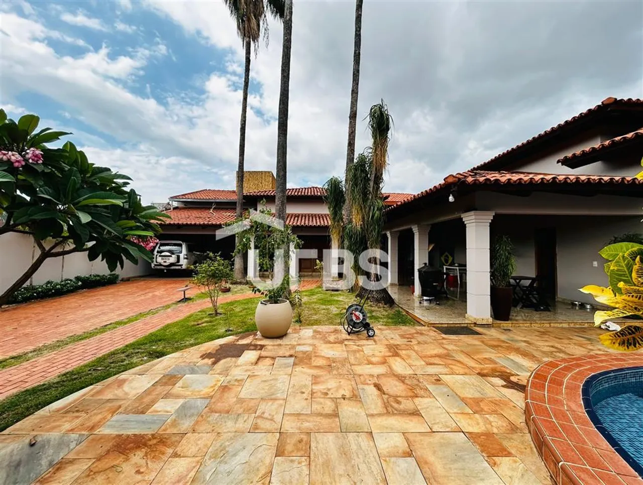 Casa na 208 Sul, 4 quartos sendo 2 suítes