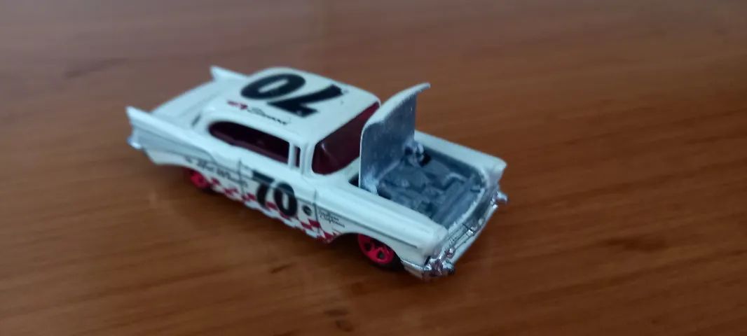 '57 Chevrolet Bel Air - Hot Wheels 2008 Auto Affinity: Rockin' Rods -  Abre o capô - Foto 2