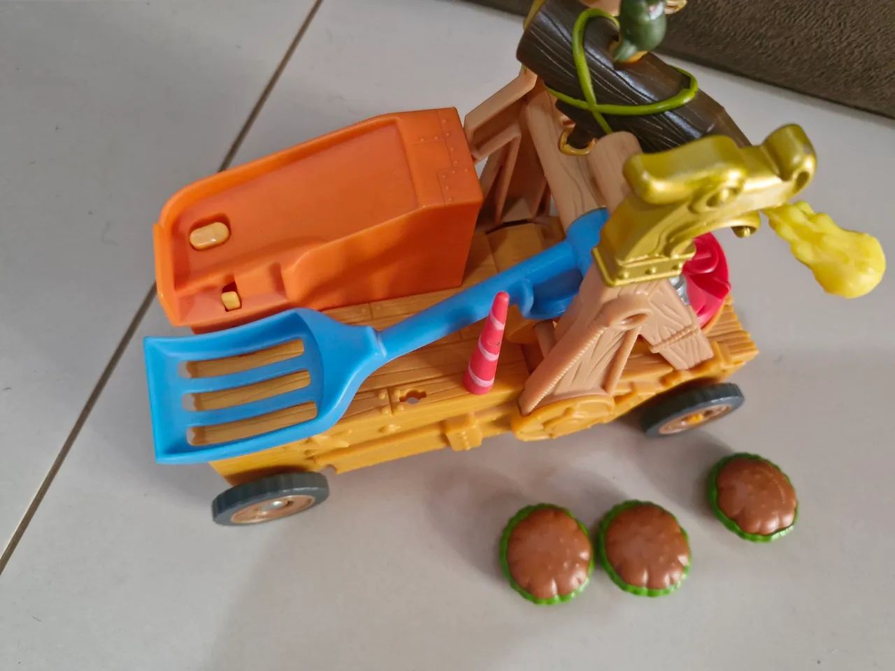 Brinquedo Bob Esponja - Sandy com Catapulta e Plankton - Foto 2