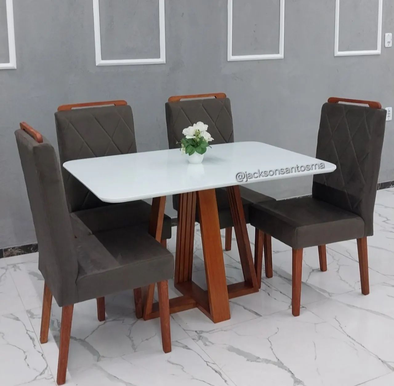 Mesa de Madeira Maciça com Vidro Laqueado + 4 Cadeiras Acolchoadas