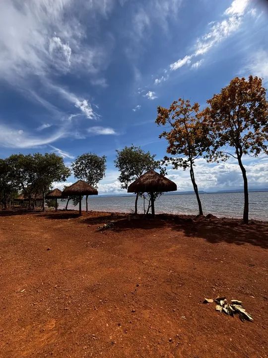 Chácara beira lago em condomínio parceladas 