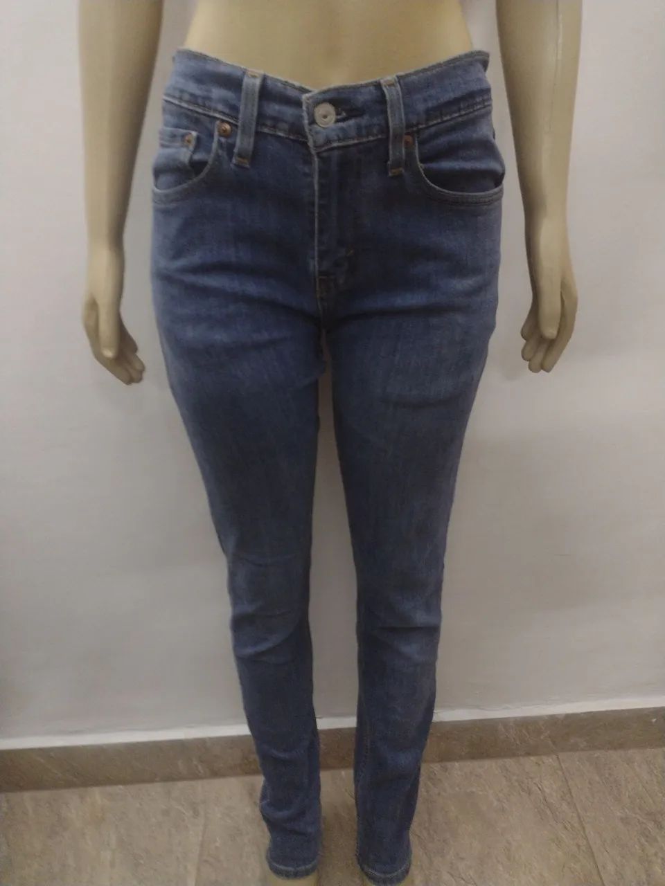 Calça jeans feminina Levis n.42 em ótimo estado 