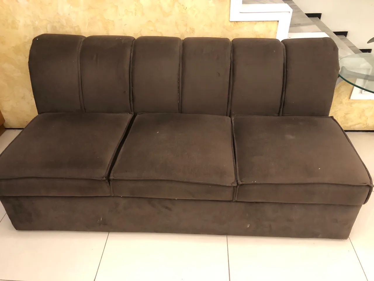 Sofá 3 lugares em Suede/veludo em excelente estado. 