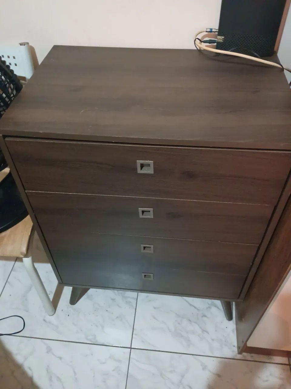 Cômoda 4 gavetas com pé 