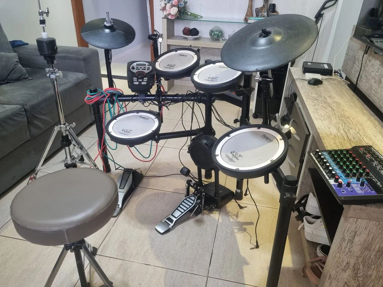 Bateria Eletrônica Roland TD 11, em excelente condição,  com banco, mesa de som, caixas