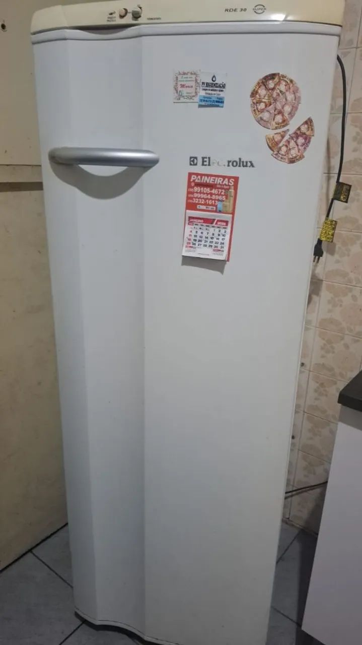 Geladeira Eletrolux 268 litros. USADA
