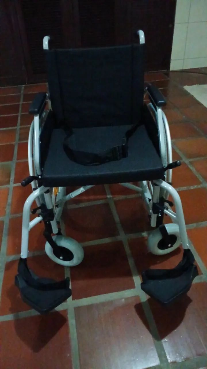 Cadeira de Rodas NOVA  - Foto 2