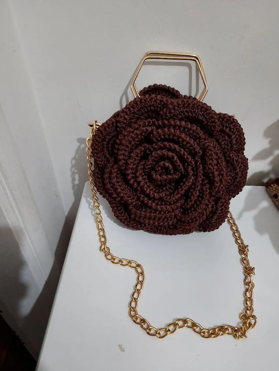 Bolsa mega rosa na cor marrom 