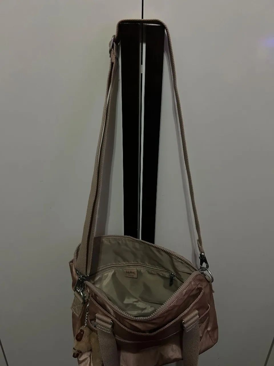 Bolsa Kipling Original Rosa Metálico com Alça Dupla - Foto 4