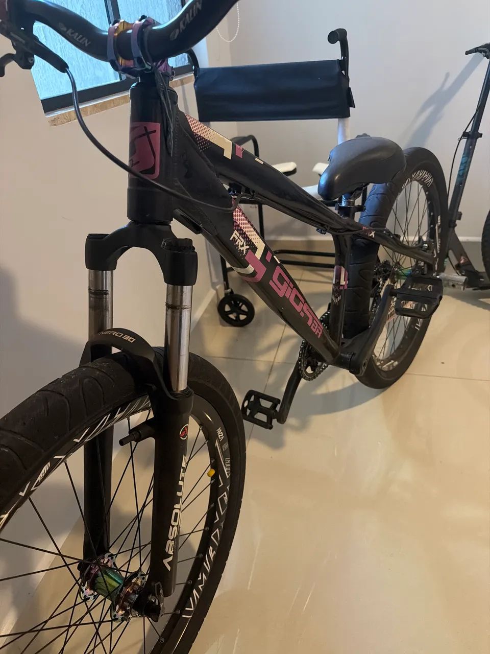 Vendo bicicleta aro 26, voltada para grau  - Foto 4