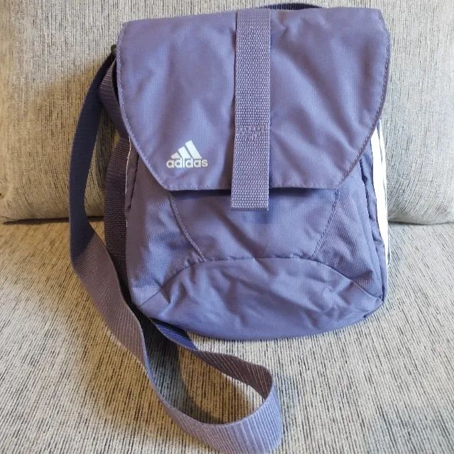 Bolsa roxa Adidas pequena com alça transversal casual esportiva