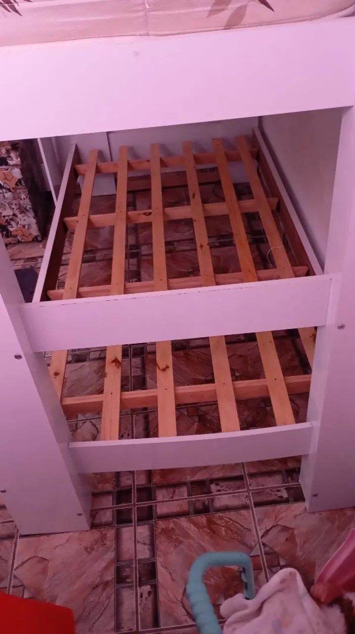 Cama beliche com escada e proteção na lateral  - Foto 2