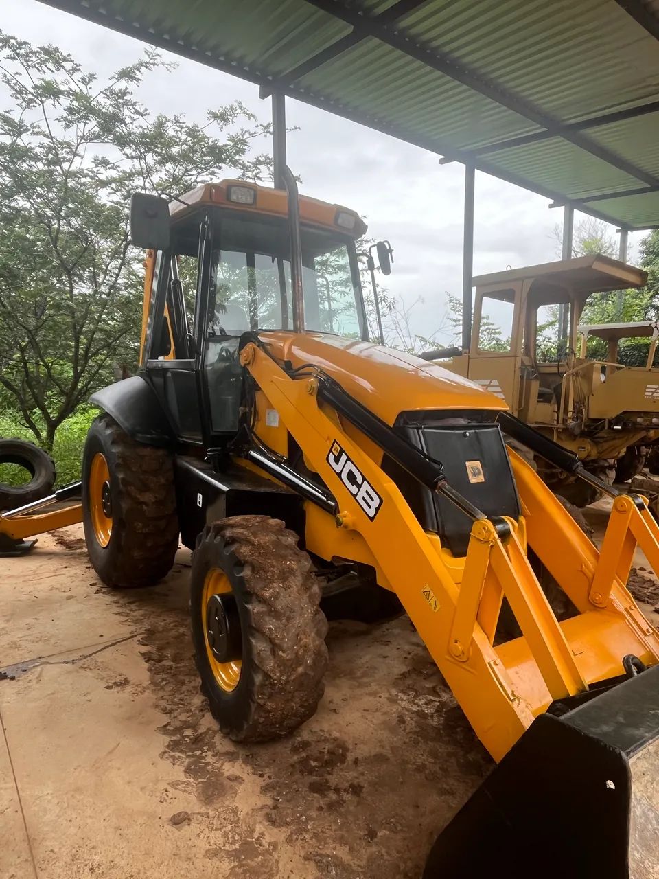 RETROESCAVADEIRA JCB