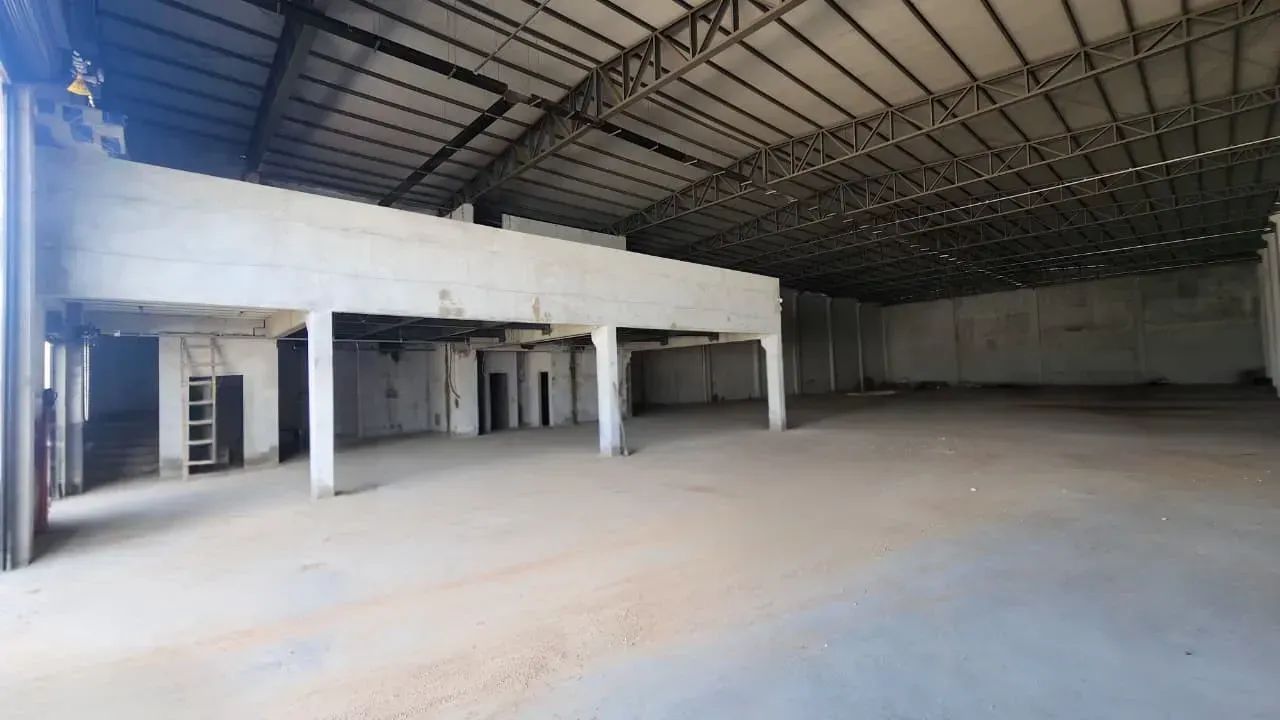 Alugo galão / barracão comercial com aprox. 1.238m² - pé direito 9 metros - Cuiabá - MT - Foto 3