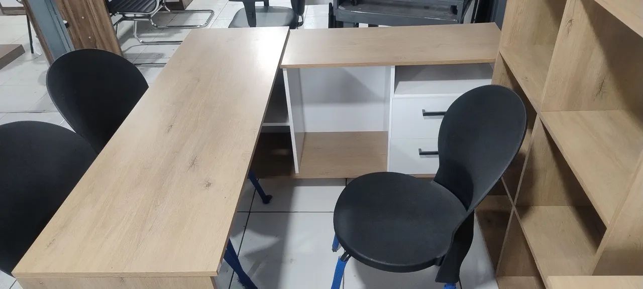 Mesa L compacta,1.36 x 1.36  ,com armário junto  - Foto 4
