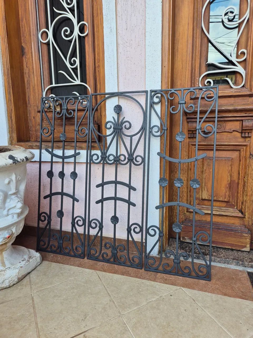 Conjunto de grades de ferro antigas