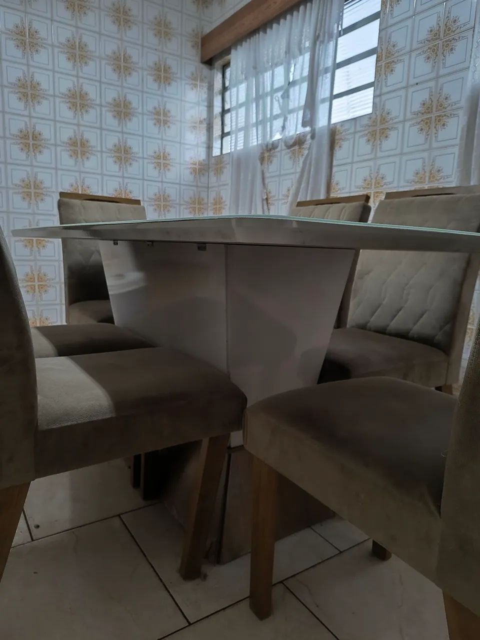 Mesa com 6 cadeiras 