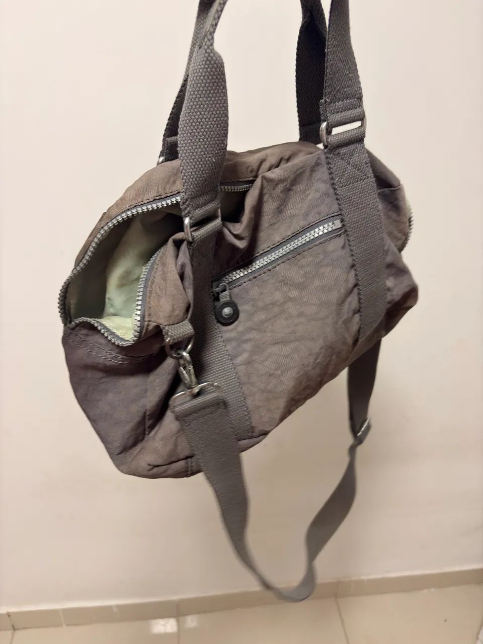 bolsa kipling cinza um pouco suja 