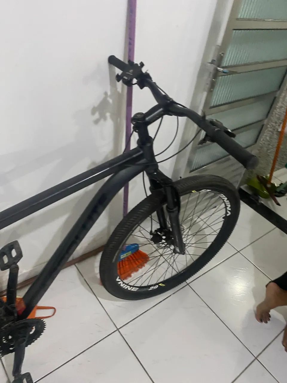 Bicicleta aro 29 cinza semi nova  - Foto 2
