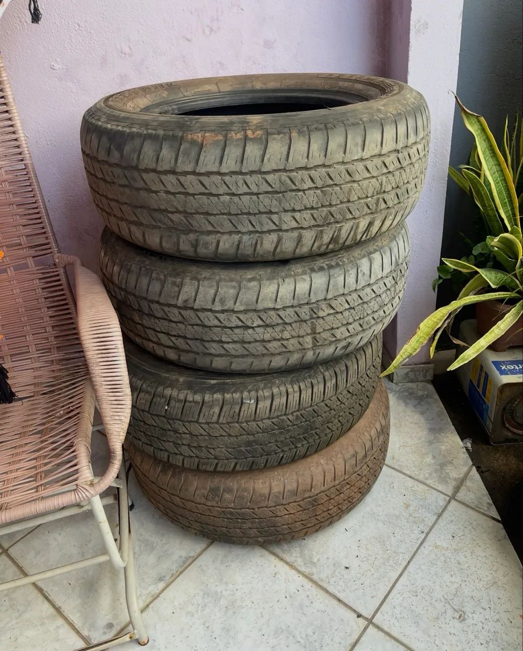 Vende - se pneu de carro para Hilux 