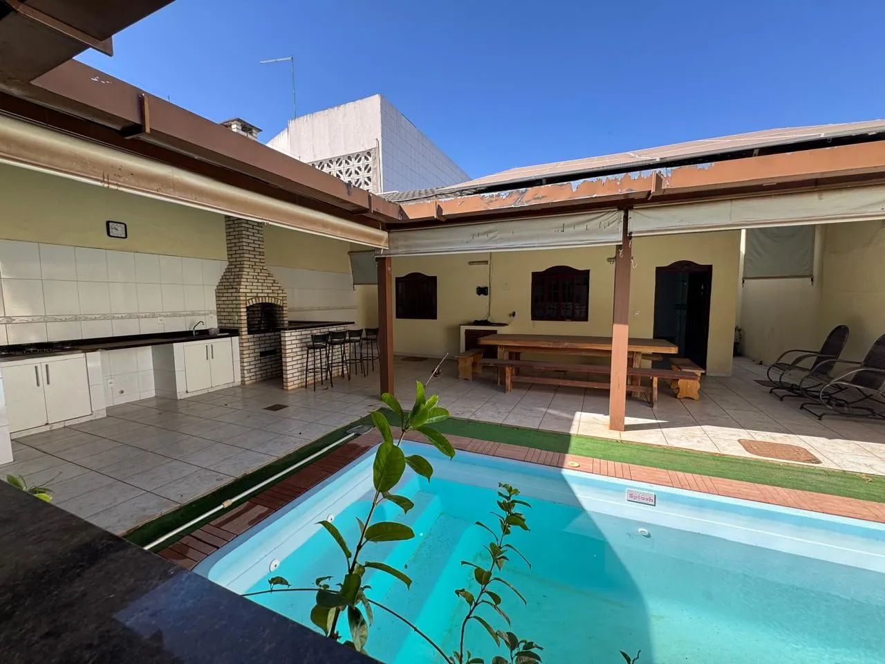  Casa com Piscina Aquecida | 4 Quartos | Centro de Taguatinga | Habite-se
