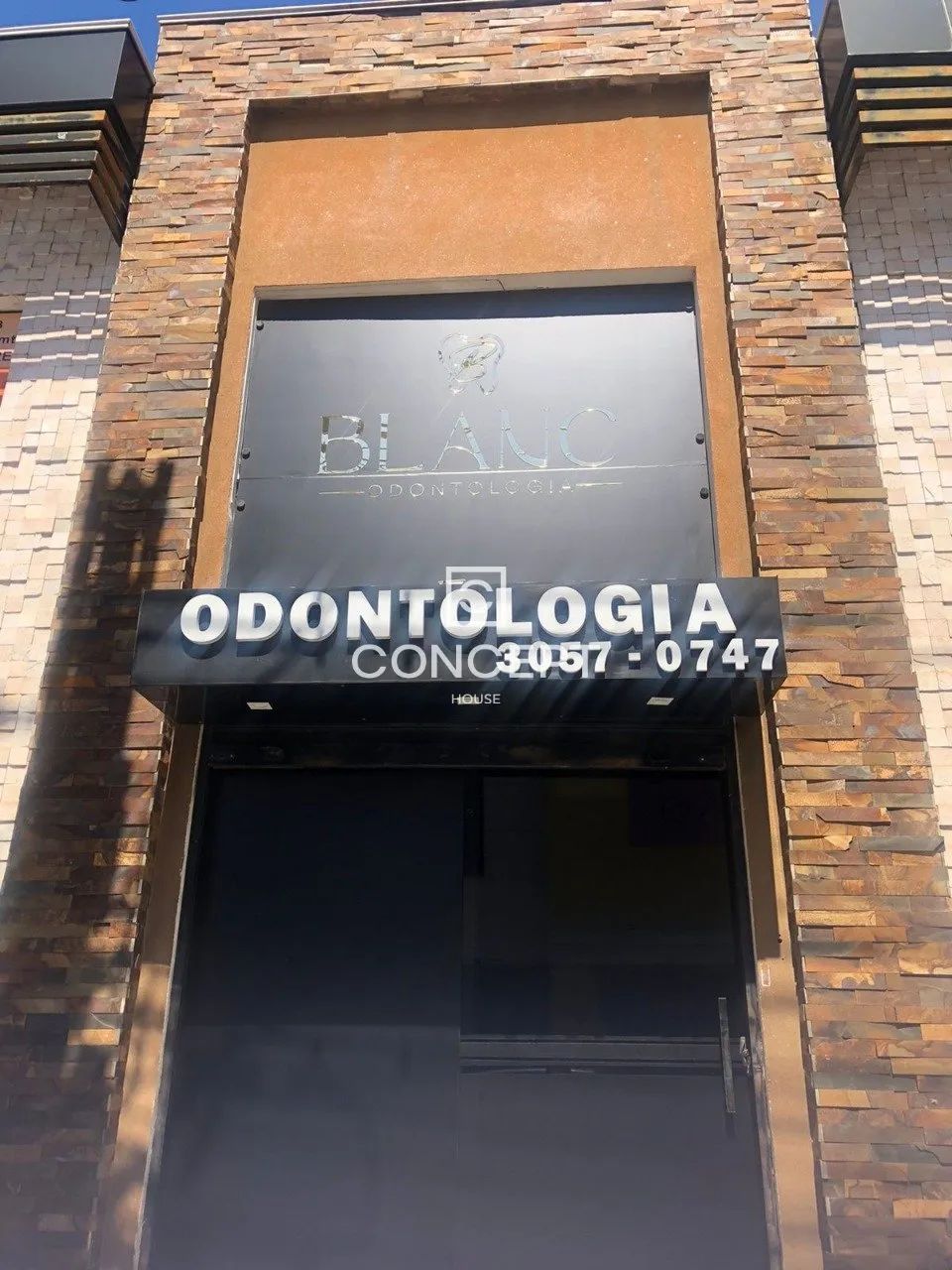 Locação de excelente Sala Comercial com mezanino com pontos para Cadeira de Dentistas - Ar - Foto 3