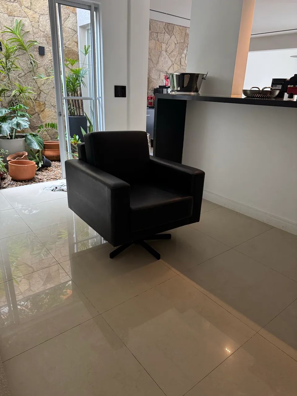 Sofá 2 lugares + Poltrona Giratória em Couro Tok&Stok
