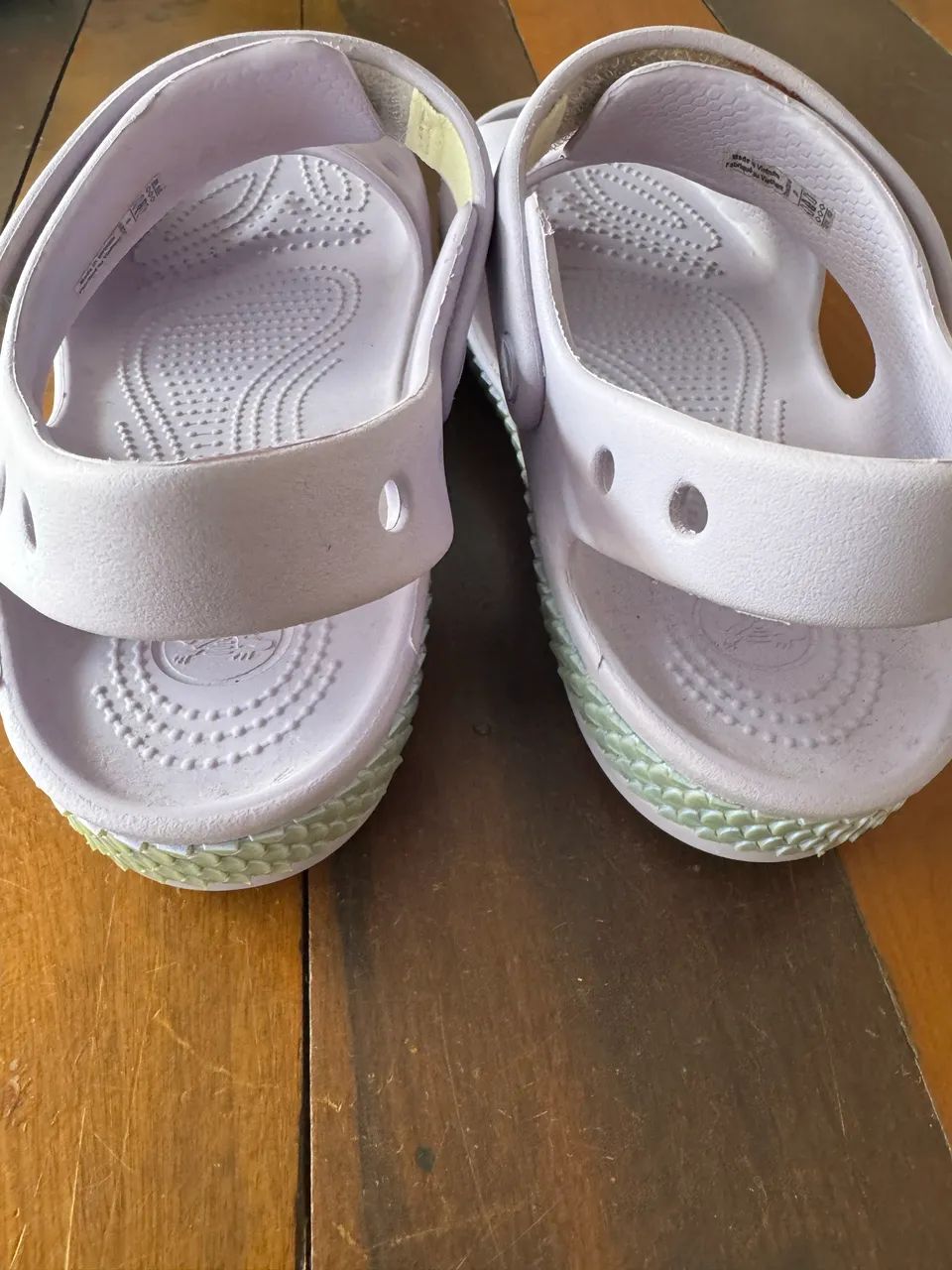Sandália Crocs com detalhe de coração  - Foto 4