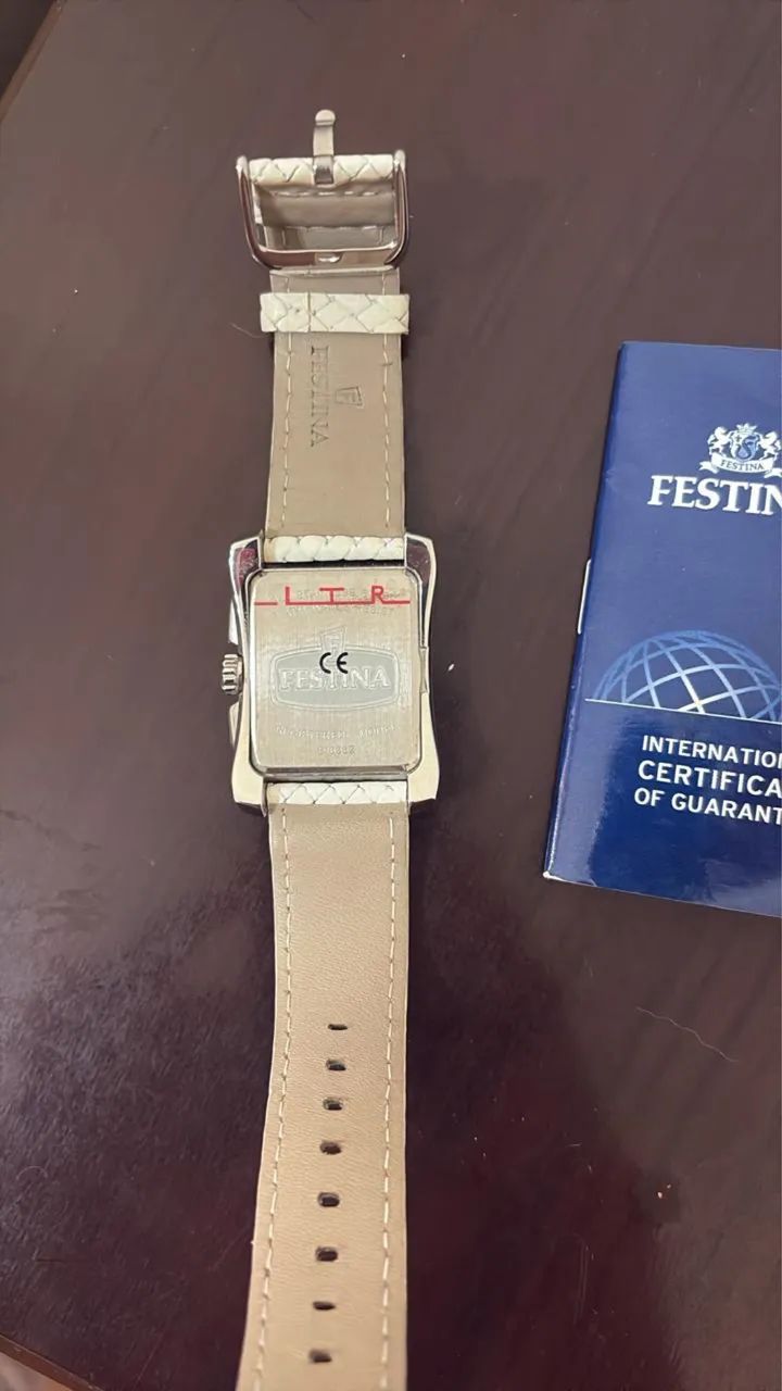 relógio Festina feminino com caixa quadrada de aço e cristais, e pulseira de couro branco - Foto 3