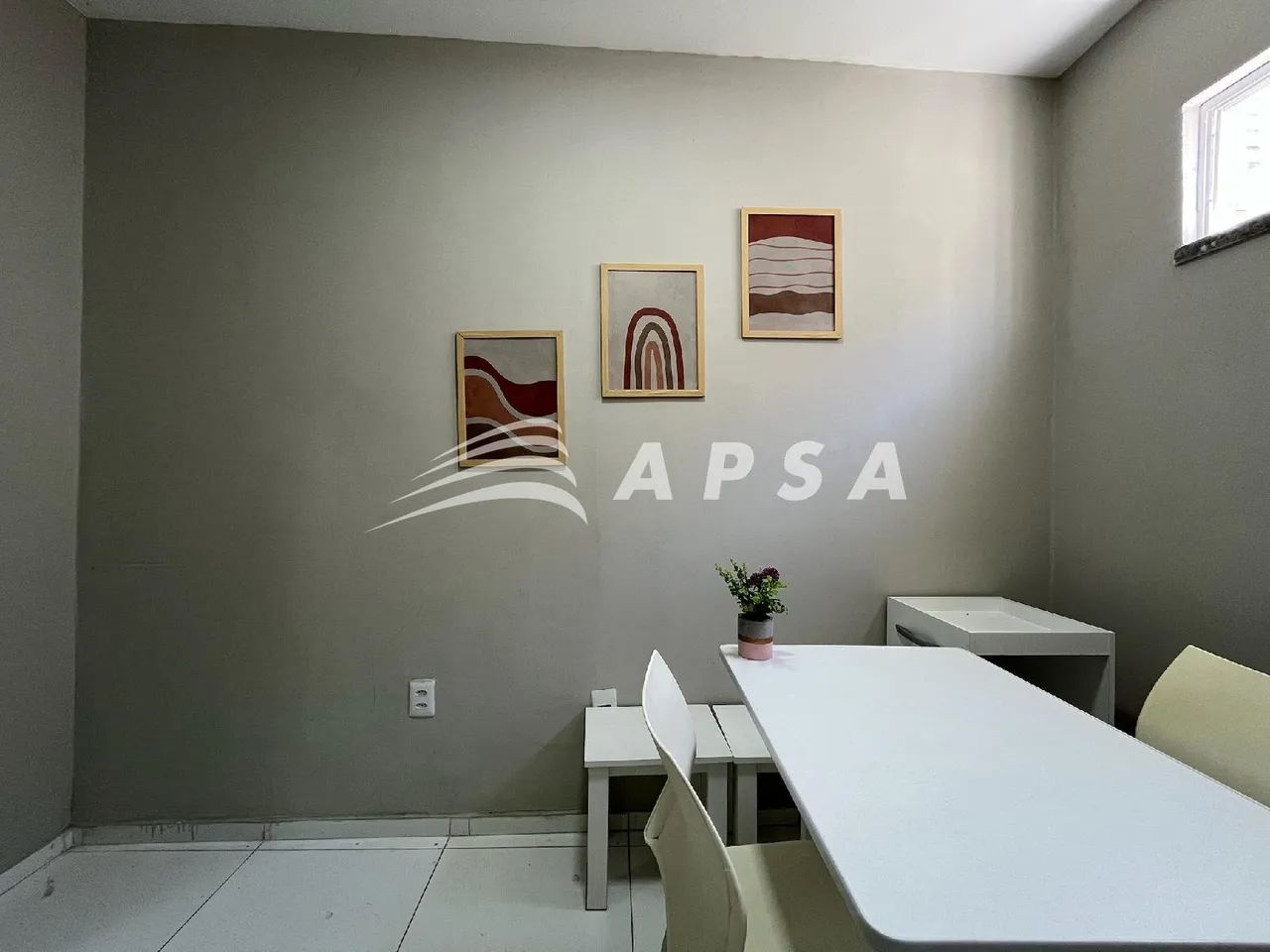 COM 9M², ESTA SALA COMERCIAL MOBILIADA É UMA OPÇÃO PRÁTICA PARA PROFISSIONAIS QUE ATUAM CO - Foto 4