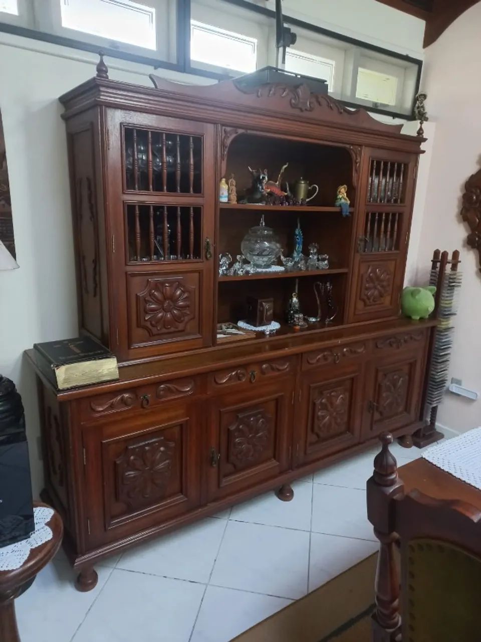 vendo jogo colonial com mesa e armario 
