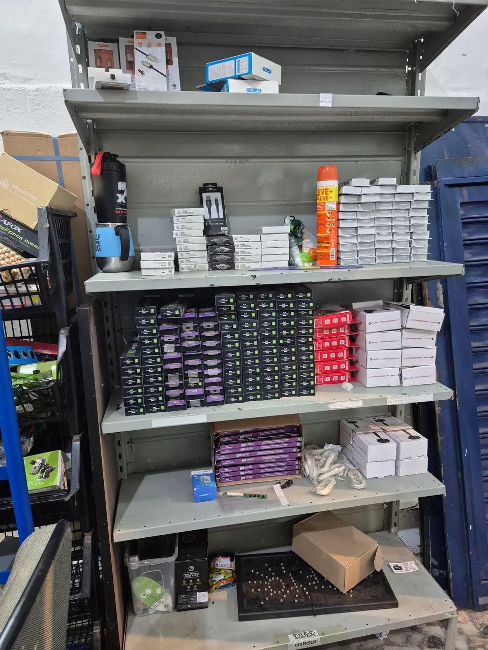 Gôndolas para supermercado.