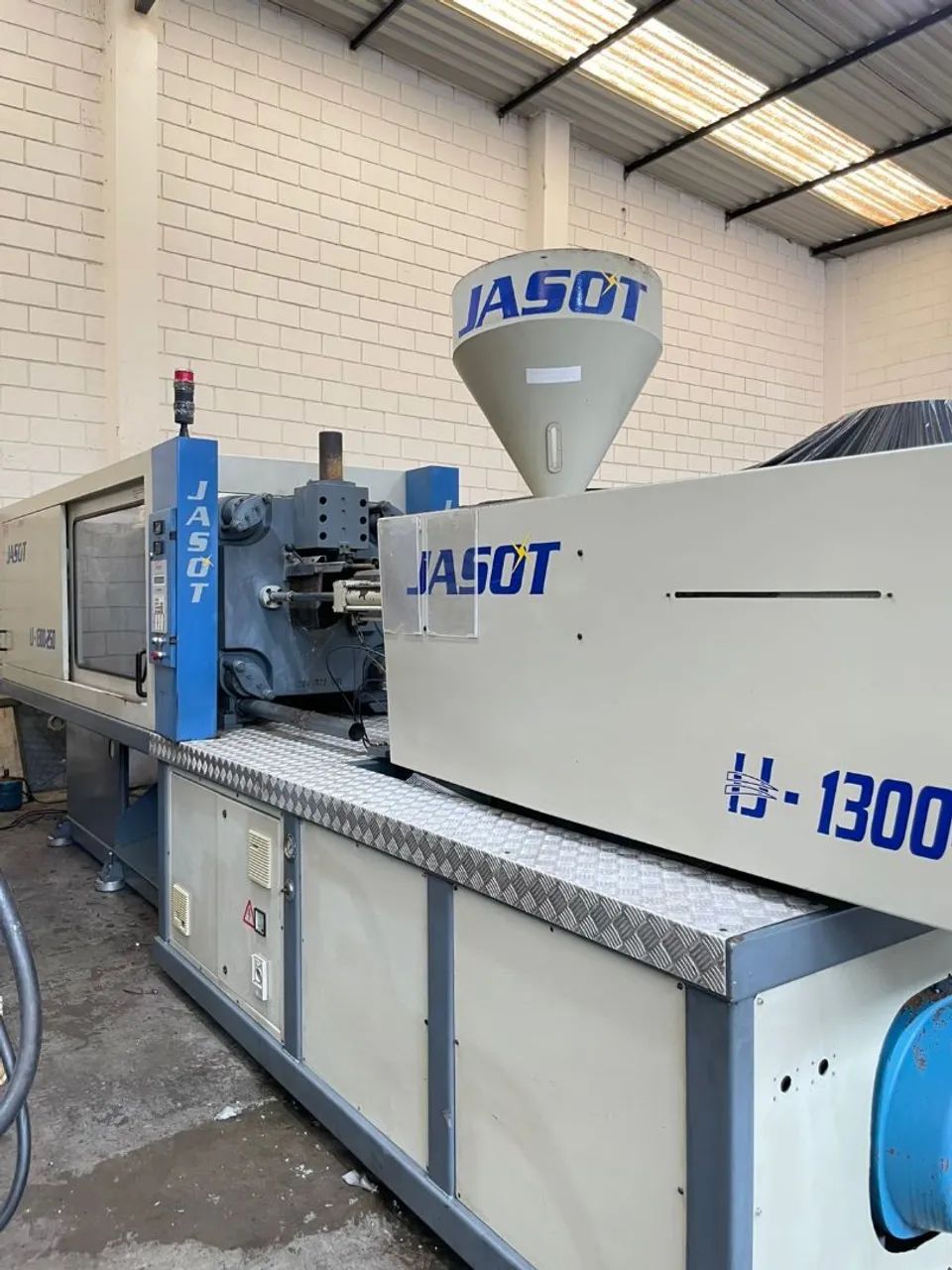 Máquina injetora Jasot 250 toneladas ano 2007, único dono, máquina muito conservada