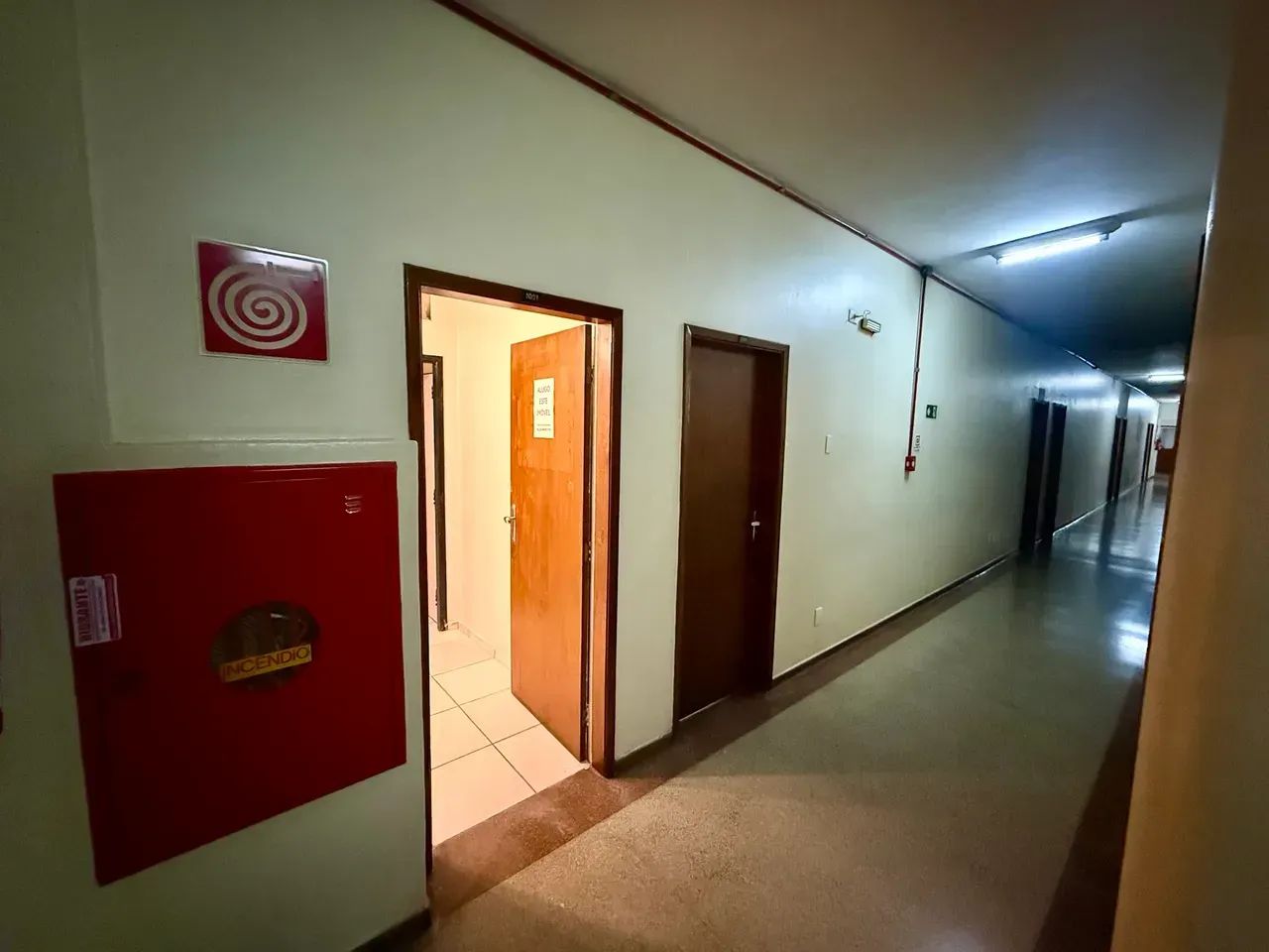 Sala com antesala e banheiro, Ed Maletta, clara e arejada, andar alto, frente elevadores. - Foto 4