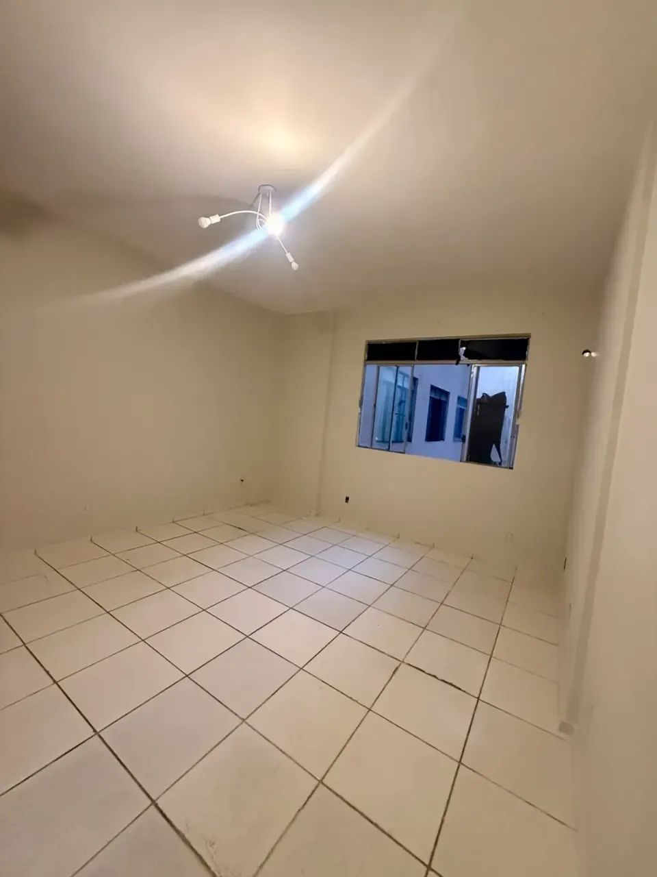 Sala com antesala e banheiro, Ed Maletta, clara e arejada, andar alto, frente elevadores. - Foto 2