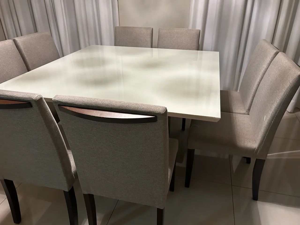 Mesa quadrada 130cm com 8 cadeira estofadas 