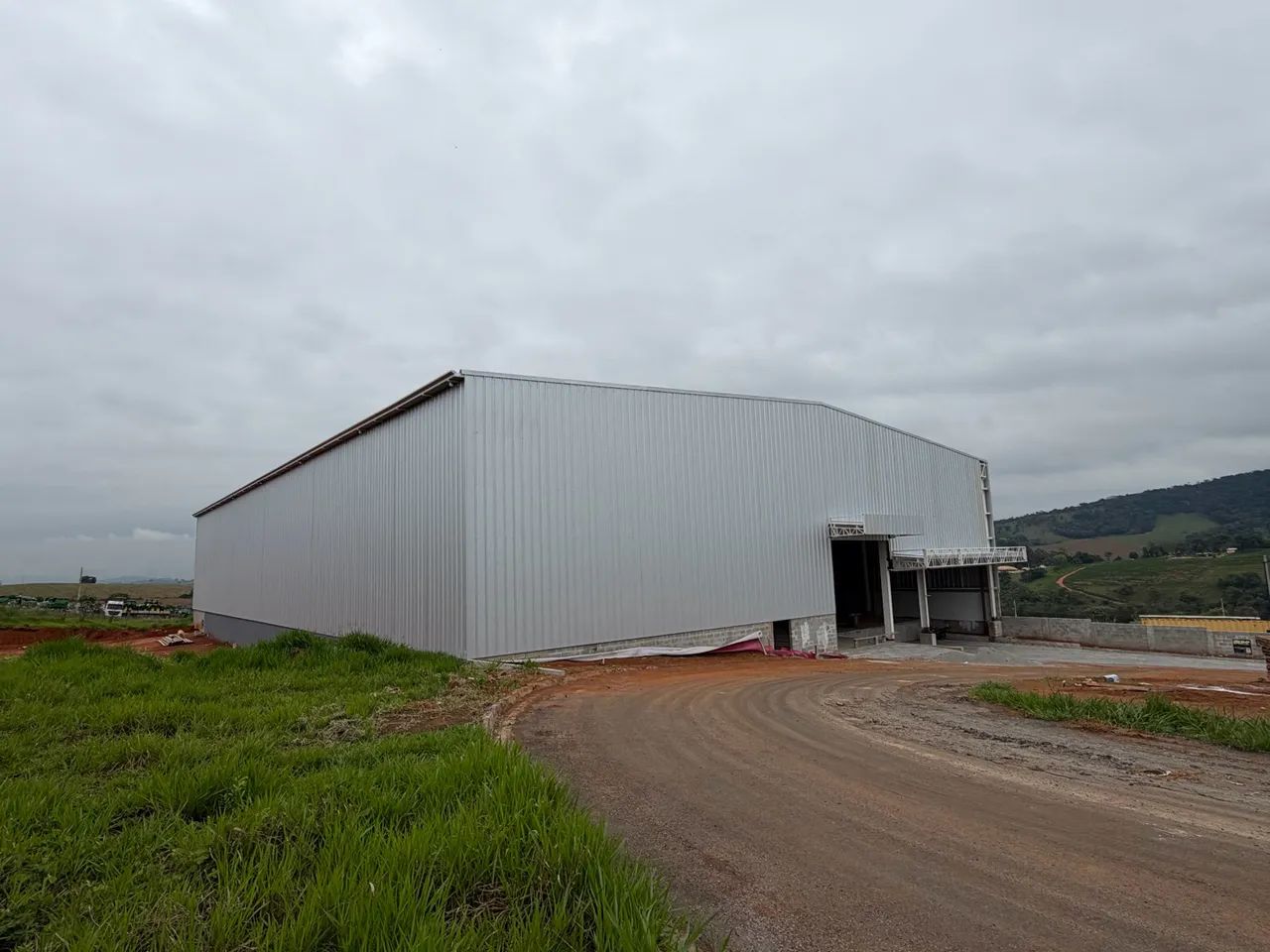 GALPÃO LOGÍSTICO COM DOCA -ALUGUEL   2500 m2